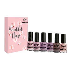 Kit esmaltes premium Beautiful Things Thuya. La imagen muestra un kit premium de esmaltes Thuya de la colección Beautiful Things. Presenta una caja rosa con diseño floral y el nombre de la colección en letras grandes, junto a seis esmaltes en frascos pequeños con tapón negro colocados en fila. La caja tiene un estilo suave y delicado, con flores blancas y tonos rosados que refuerzan una estética femenina y elegante. Delante aparecen seis colores de esmalte en gamas pastel y neutras, que van desde rosas muy claros hasta malvas y un tono topo apagado. H2o Akua