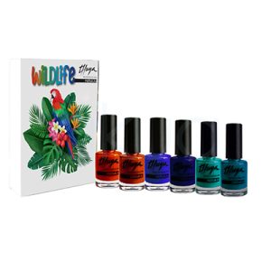 Kit esmaltes premium Wildlife Thuya. La imagen muestra un kit de esmaltes Thuya de la colección Wildlife, con una caja blanca decorada con una ilustración tropical de un loro y hojas verdes, junto a seis esmaltes en mini frascos de colores intensos. La caja es alta, rectangular y tiene un diseño muy llamativo con temática selvática. Delante aparecen seis botes de esmalte con tapón negro, colocados en línea para mostrar la gama de tonos. Los colores visibles son cálidos y vivos, con predominio de naranjas, azules y turquesas. H2o Akua