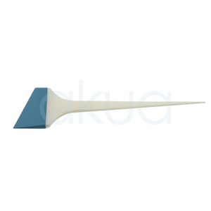 Paleta tinte silicona sesgada H2oAkua. La imagen muestra una paleta aplicadora de silicona de uso profesional sobre fondo blanco. Tiene un mango largo, estrecho y ligeramente puntiagudo, de color blanco translúcido. En el extremo incorpora un cabezal ancho y plano de color azul, con forma rectangular ligeramente inclinada. El diseño es minimalista, ligero y ergonómico, pensado para facilitar el agarre y el control durante su uso.
