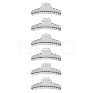 Pinza aluminio paquete 6 unidades H2oAkua. La imagen muestra un conjunto de 6 pinzas de peluquería presentadas sobre un fondo blanco. Las pinzas están alineadas verticalmente, una debajo de otra. Tienen un diseño curvado y ancho, pensado para adaptarse a la forma de la cabeza. Están fabricadas en metal o aluminio con acabado plateado mate, lo que les da un aspecto profesional. Cada pinza cuenta con dientes interiores, diseñados para sujetar el cabello de forma firme. En la parte superior se observa el mecanismo de cierre con muelle, que permite abrir y cerrar la pinza con facilidad.
