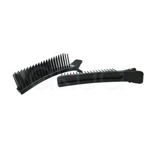 Pinza separadora con peine Lim. Tiene un diseño alargado y articulado, similar a una pinza de peluquería. En uno de los lados incorpora un peine con púas largas y separadas, ligeramente curvadas para adaptarse al cabello. El otro lado es una superficie plana con dientes más cortos, que ayuda a sujetar el cabello cuando la pinza está cerrada. Cuenta con un mecanismo de bisagra con muelle, que permite abrir y cerrar la pinza con facilidad. Su forma general es ergonómica y curva, pensada para seguir la forma de la cabeza. Es de color negro uniforme. Acabado mate o ligeramente satinado, con apariencia profesional y sobria. H2o Akua