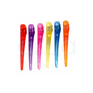 Pinza toga pequeña paquete 6 unid plastico metal Eurostil. La imagen muestra un conjunto de 6 pinzas de peluquería tipo clip, alineadas sobre un fondo blanco. Están fabricadas en plástico translúcido de colores vivos: rojo, morado, rosa, amarillo, azul y naranja. Cada pinza tiene un diseño alargado y estrecho, con forma ligeramente puntiaguda en la parte inferior. En la zona superior se aprecia el mecanismo metálico con muelle, que permite abrir y cerrar la pinza. El cuerpo presenta una textura o relieve antideslizante, pensado para mejorar el agarre del cabello. H2o Akua