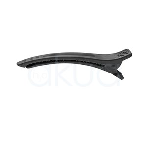 Pinza toga plastico antideslizante H2oAkua. La imagen muestra una pinza profesional de peluquería de gran tamaño. Es de color negro mate, con un diseño alargado y ligeramente curvado, adaptado a la forma de la cabeza. Está fabricada en plástico resistente, con zonas texturizadas antideslizantes en la parte superior para mejorar el agarre. En el interior se observan dientes o relieves, diseñados para sujetar el cabello de forma firme. Cuenta con un mecanismo de apertura con muelle, que permite una presión constante y segura.