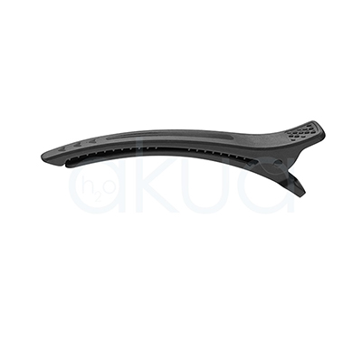 Pinza toga plastico antideslizante H2oAkua. La imagen muestra una pinza profesional de peluquería de gran tamaño. Es de color negro mate, con un diseño alargado y ligeramente curvado, adaptado a la forma de la cabeza. Está fabricada en plástico resistente, con zonas texturizadas antideslizantes en la parte superior para mejorar el agarre. En el interior se observan dientes o relieves, diseñados para sujetar el cabello de forma firme. Cuenta con un mecanismo de apertura con muelle, que permite una presión constante y segura.