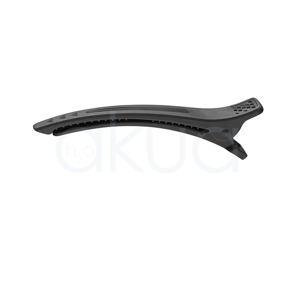 Pinza toga plastico antideslizante H2oAkua. La imagen muestra una pinza profesional de peluquería de gran tamaño. Es de color negro mate, con un diseño alargado y ligeramente curvado, adaptado a la forma de la cabeza. Está fabricada en plástico resistente, con zonas texturizadas antideslizantes en la parte superior para mejorar el agarre. En el interior se observan dientes o relieves, diseñados para sujetar el cabello de forma firme. Cuenta con un mecanismo de apertura con muelle, que permite una presión constante y segura.