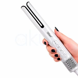 Secador alisador Aura 09500. Presenta un diseño alargado y cilíndrico, muy moderno y minimalista. La parte superior tiene una apertura en forma de “U”, característica de los alisadores por aire, que permite guiar el cabello entre dos placas sin necesidad de presión. El cuerpo es recto y estilizado, similar a un tubo, lo que facilita el manejo con una sola mano. Incluye una zona inferior con rejilla de ventilación, donde se encuentra el sistema de aire. H2o Akua