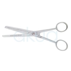 Tijera entresacar Solingen outlet. De metal con acabado plateado mate, lo que le da un aspecto profesional y duradero. Tiene un diseño clásico con dos anillas circulares para introducir los dedos. Una de las hojas es lisa, mientras que la otra presenta dientes o ranuras, característicos de este tipo de tijeras. En la hoja lisa se puede leer una inscripción (marca o modelo). En el centro se encuentra el tornillo de ajuste, que permite regular la tensión de corte. H2o Akua
