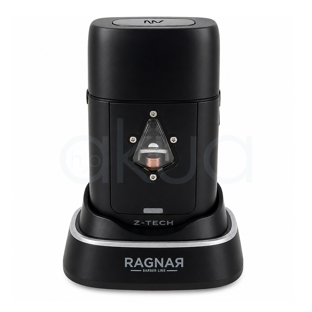 Afeitadora Z·Tech Ragnar 09516. Imagen frontal de una máquina profesional de corte y afeitado para barbería de color negro mate, colocada sobre una base de carga negra con el logotipo “RAGNAR Barber Line” en color plateado. El dispositivo tiene un diseño cilíndrico y moderno, con acabados metálicos y detalles minimalistas. En la parte frontal destaca una ventana triangular transparente que deja ver un componente interno de cobre, aportando un aspecto tecnológico y premium. En la base superior aparece el nombre “Z-TECH”. El producto está fotografiado sobre un fondo blanco limpio, con iluminación uniforme que resalta sus líneas elegantes y su estilo profesional orientado a barberías y peluquerías modernas. H2o Akua