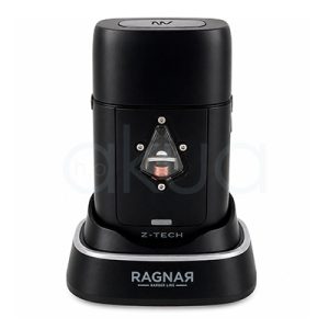 Afeitadora Z·Tech Ragnar 09516. Imagen frontal de una máquina profesional de corte y afeitado para barbería de color negro mate, colocada sobre una base de carga negra con el logotipo “RAGNAR Barber Line” en color plateado. El dispositivo tiene un diseño cilíndrico y moderno, con acabados metálicos y detalles minimalistas. En la parte frontal destaca una ventana triangular transparente que deja ver un componente interno de cobre, aportando un aspecto tecnológico y premium. En la base superior aparece el nombre “Z-TECH”. El producto está fotografiado sobre un fondo blanco limpio, con iluminación uniforme que resalta sus líneas elegantes y su estilo profesional orientado a barberías y peluquerías modernas. H2o Akua