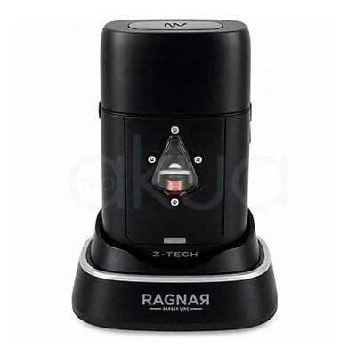 Afeitadora Z·Tech Ragnar 09516. Imagen frontal de una máquina profesional de corte y afeitado para barbería de color negro mate, colocada sobre una base de carga negra con el logotipo “RAGNAR Barber Line” en color plateado. El dispositivo tiene un diseño cilíndrico y moderno, con acabados metálicos y detalles minimalistas. En la parte frontal destaca una ventana triangular transparente que deja ver un componente interno de cobre, aportando un aspecto tecnológico y premium. En la base superior aparece el nombre “Z-TECH”. El producto está fotografiado sobre un fondo blanco limpio, con iluminación uniforme que resalta sus líneas elegantes y su estilo profesional orientado a barberías y peluquerías modernas. H2o Akua