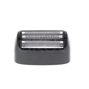 Cabezal maquina Z-Tech Ragnar 09516/01. El accesorio presenta un diseño compacto en color negro con doble lámina metálica plateada de precisión para un afeitado apurado y uniforme. Las rejillas microperforadas permiten capturar el vello con suavidad, ofreciendo un acabado limpio y definido. El cabezal está fotografiado en primer plano sobre un fondo blanco, resaltando sus detalles técnicos y su acabado profesional orientado a barberías y peluquerías. H2o Akua