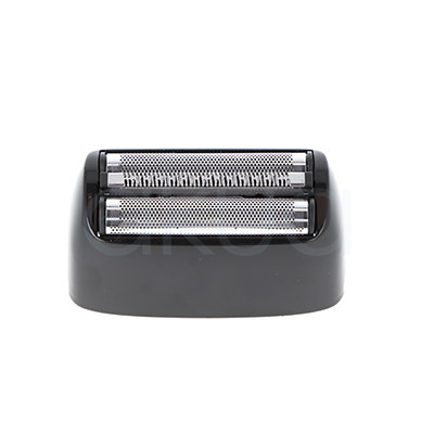 Cabezal maquina Z-Tech Ragnar 09516/01. El accesorio presenta un diseño compacto en color negro con doble lámina metálica plateada de precisión para un afeitado apurado y uniforme. Las rejillas microperforadas permiten capturar el vello con suavidad, ofreciendo un acabado limpio y definido. El cabezal está fotografiado en primer plano sobre un fondo blanco, resaltando sus detalles técnicos y su acabado profesional orientado a barberías y peluquerías. H2o Akua