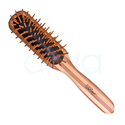 Cepillo bambu Eurostil. Cepillo térmico ovalado de bambú natural con púas redondeadas de madera y base negra acolchada. Mango ergonómico grabado en color oscuro. El cepillo tiene un diseño ligero y ecológico, pensado para desenredar, peinar y aportar suavidad al cabello. H2o Akua