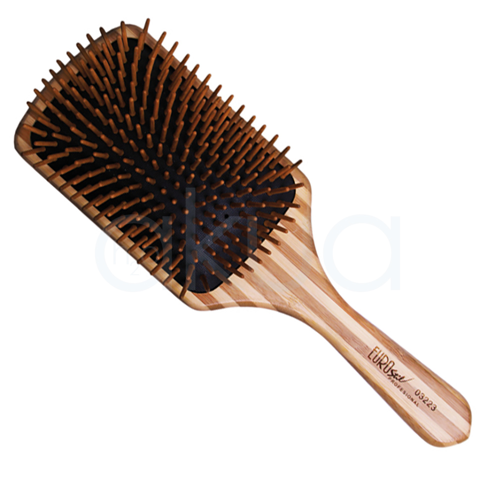 Cepillo bambu rectangular grande. Cepillo rectangular grande de bambú natural con púas de madera redondeadas y base acolchada negra. El diseño ancho y plano facilita el desenredado y peinado del cabello, mientras que el mango ergonómico incorpora el logotipo “Eurostil Professional” grabado en color oscuro. El cepillo transmite un estilo natural, profesional y ecológico. H2o Akua