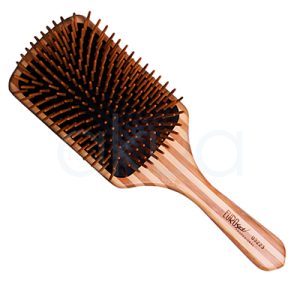 Cepillo bambu rectangular grande. Cepillo rectangular grande de bambú natural con púas de madera redondeadas y base acolchada negra. El diseño ancho y plano facilita el desenredado y peinado del cabello, mientras que el mango ergonómico incorpora el logotipo “Eurostil Professional” grabado en color oscuro. El cepillo transmite un estilo natural, profesional y ecológico. H2o Akua