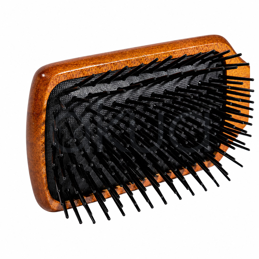 Cepillo plano paleta madera grande Eurostil. Cepillo plano tipo paleta grande de madera con base acolchada negra y púas flexibles negras. Diseño ergonómico ideal para desenredar y peinar el cabello con suavidad. H2o Akua.