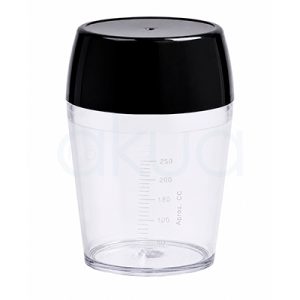 Coctelera plastico con graduacion 250ml H2oAkua. Coctelera medidora transparente de plástico con tapa negra brillante, diseñada para mezclar tintes, oxidantes y tratamientos capilares. El recipiente tiene forma cilíndrica con base amplia y marcas graduadas visibles hasta 250 cc para una medición precisa. La tapa encaja de forma segura para facilitar la mezcla sin derrames. El producto aparece centrado sobre fondo blanco con acabado limpio y profesional.
