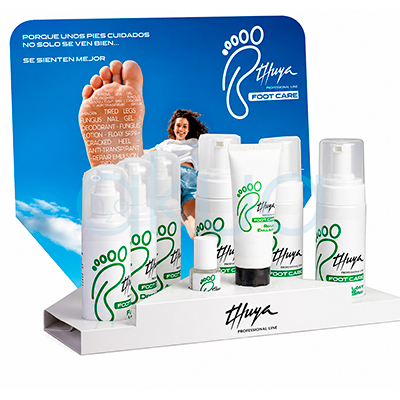 Expositor Foot Care Thuya. Conjunto de productos para el cuidado profesional de los pies de la marca Thuya Foot Care. La imagen muestra varios envases blancos con detalles verdes y negros, incluyendo sprays, espumas, lociones, desodorante, tratamiento antifúngico y una emulsión reparadora en tubo. Los productos están organizados en diferentes alturas y tamaños, con un diseño limpio y profesional típico de catálogo de cosmética y podología. H2o Akua