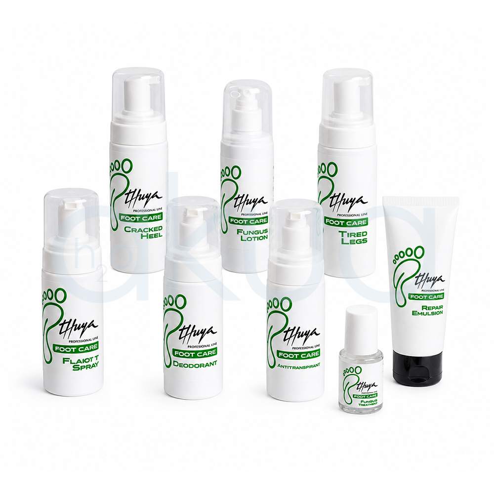 Expositor Foot Care Thuya. Conjunto de productos para el cuidado profesional de los pies de la marca Thuya Foot Care. La imagen muestra varios envases blancos con detalles verdes y negros, incluyendo sprays, espumas, lociones, desodorante, tratamiento antifúngico y una emulsión reparadora en tubo. Los productos están organizados en diferentes alturas y tamaños, con un diseño limpio y profesional típico de catálogo de cosmética y podología. H2o Akua