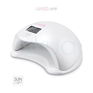 Lampara de uñas Sun Light. Lámpara profesional UV/LED para uñas en color blanco con diseño curvo y compacto. El dispositivo incorpora una pantalla digital en la parte superior para controlar el tiempo de secado y está diseñado para introducir cómodamente la mano durante la manicura. En el interior se observan luces LED para el curado rápido de esmaltes semipermanentes y geles UV. Su estructura moderna y minimalista está orientada a trabajos profesionales de manicura y pedicura. H2o Akua