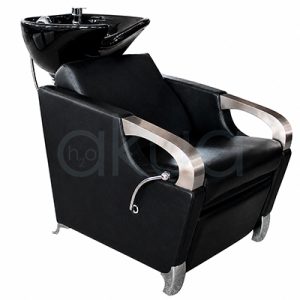 Lavacabezas Art negro. Lavacabezas profesional para peluquería en color negro, compuesto por un sillón acolchado de diseño elegante y un lavabo cerámico integrado en acabado negro brillante. El asiento presenta reposabrazos metálicos curvados en color plateado y respaldo ergonómico para mayor comodidad durante el lavado. El lavabo incorpora grifería cromada y está diseñado para facilitar el trabajo profesional en peluquerías y barberías. El conjunto combina un estilo moderno y sofisticado con materiales resistentes y confortables. H2o Akua