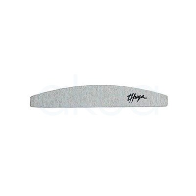Lima Flash Finisher media luna 100/100 Thuya. Se presenta con forma media luna y acabado gris texturizado. La lima presenta un diseño curvado ergonómico que facilita el limado y modelado de uñas de gel, acrílico y porcelana. En uno de los extremos aparece el logotipo negro de la marca Thuya. El producto destaca por su superficie abrasiva y su formato profesional orientado a manicura y estética de uñas. H2o Akua