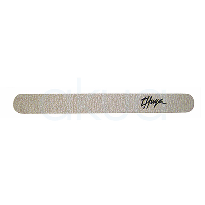Lima acolchada gris 100/180 granulo grueso Thuya. De diseño alargado y bordes redondeados. La lima presenta una superficie gris texturizada de grano abrasivo, ideal para trabajos de manicura y limado de uñas artificiales o naturales. En uno de los extremos aparece el logotipo negro de Thuya. El producto destaca por su acabado profesional y su formato cómodo para uso en estética y nail art. H2o Akua
