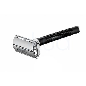Maquinilla clasica Captain Cook. Maquinilla clásica de afeitar con cabezal metálico plateado y mango negro texturizado de diseño ergonómico. La maquinilla presenta un estilo elegante y tradicional, ideal para afeitado clásico de precisión. Su mango antideslizante proporciona un agarre cómodo y seguro durante el uso, mientras que el cabezal metálico ofrece un acabado profesional y limpio. Perfecta para barbería y cuidado personal masculino. H2o Akua