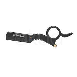 Navaja retoques Captain Cook. Navaja profesional de retoques Captain Cook en color negro mate, diseñada para perfilados y acabados de precisión. Presenta un mango ergonómico con anilla para mejor control y soporte para el dedo, además de un sistema dentado decorativo en la parte central. Su diseño compacto y ligero facilita el manejo en trabajos de barbería y peluquería profesional. Ideal para definir contornos, patillas, barba y detalles de corte con máxima precisión. H2o Akua