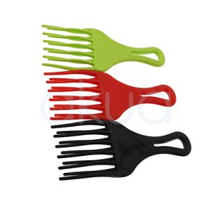 Peine Afro doble H2oAkua. Conjunto de tres peines afro pequeños colocados en posición horizontal sobre fondo blanco. Cada peine tiene púas largas y separadas, especialmente diseñadas para desenredar y dar volumen al cabello rizado o afro. Los peines aparecen en tres colores diferentes: verde, rojo y negro. Incorporan un mango ergonómico con abertura ovalada para facilitar el agarre y colgado. Su diseño ligero y resistente está pensado para peinar, moldear y aportar volumen sin dañar la forma natural del rizo.