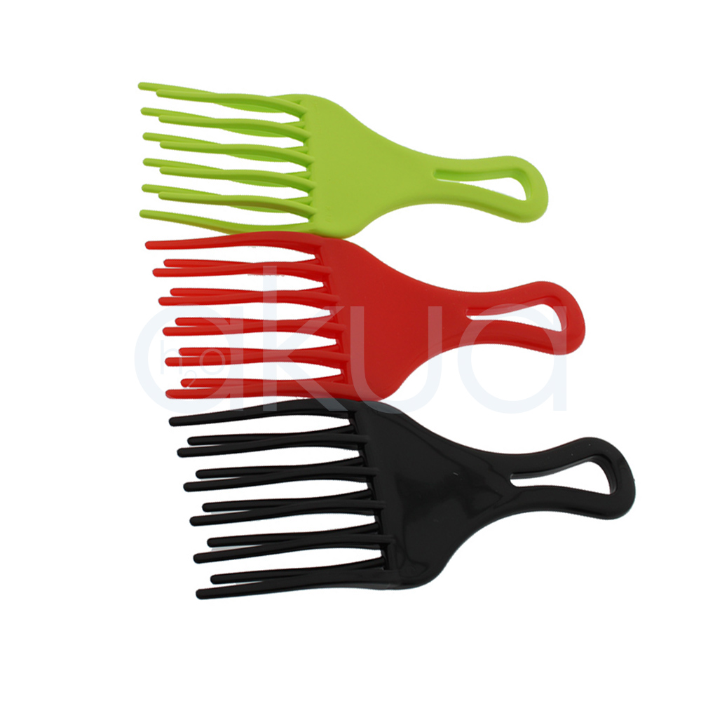 Peine Afro doble H2oAkua. Conjunto de tres peines afro pequeños colocados en posición horizontal sobre fondo blanco. Cada peine tiene púas largas y separadas, especialmente diseñadas para desenredar y dar volumen al cabello rizado o afro. Los peines aparecen en tres colores diferentes: verde, rojo y negro. Incorporan un mango ergonómico con abertura ovalada para facilitar el agarre y colgado. Su diseño ligero y resistente está pensado para peinar, moldear y aportar volumen sin dañar la forma natural del rizo.