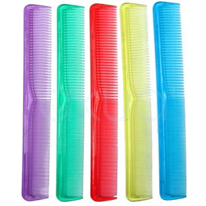 Peine corte colores H2oakua. En la imagen se presentan cinco peines profesionales de corte colocados en posición vertical sobre fondo blanco. Cada peine tiene un color translúcido diferente: morado, verde agua, rojo, amarillo y azul. Todos presentan un diseño alargado con doble separación de púas, combinando dientes finos y medios para facilitar distintos tipos de peinado y corte. Los peines tienen acabado brillante y estructura ligera, ideales para trabajos de precisión en peluquería profesional y uso diario.”