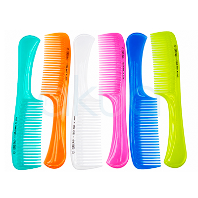 Peine profesional desenredante Hair Line Eurostil. Peine profesionals desenredante Eurostil colocados verticalmente sobre fondo blanco. Los peines presentan diseño ergonómico con mango curvado y púas anchas para desenredar el cabello con suavidad. Están fabricados en plástico brillante y aparecen en diferentes colores translúcidos: turquesa, naranja, blanco, rosa, azul y verde lima. Su formato ligero y resistente está pensado para uso profesional en peluquería y cuidado diario del cabello. H2o Akua