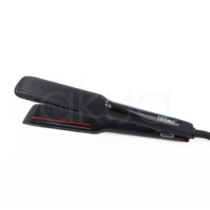 Plancha con infrarrojos Red Glow Eurostil. Plancha profesional para el cabello Eurostil Red Glow en color negro mate, con diseño moderno y acabado ergonómico. La plancha está ligeramente abierta mostrando sus placas internas con detalle rojo, diseñadas para alisar y cuidar el cabello con tecnología de infrarrojos. Dispone de cable giratorio para mayor comodidad de uso y un cuerpo estilizado que facilita el manejo durante el peinado. H2o Akua