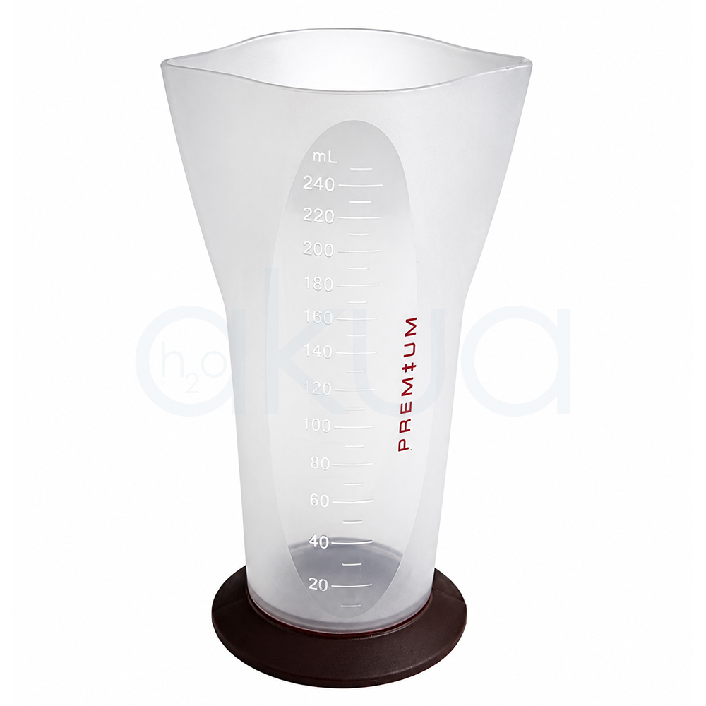 Probeta medidora premium 240ml H2oAkua. Vaso medidor profesional translúcido con base negra y escala graduada en mililitros hasta 240 ml. El recipiente tiene diseño ergonómico con bordes ondulados para facilitar el vertido de líquidos. En el lateral aparece el texto “PREMIUM” en color rojo. Ideal para medir con precisión tintes, oxidantes, tratamientos capilares y mezclas de peluquería o barbería.