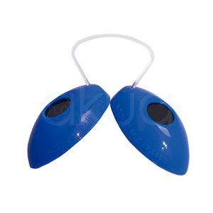 Protector ocular UV integral Pollie 03195. Par de protectores oculares UV de color azul unidos por una banda transparente flexible. Cada pieza tiene forma ovalada y compacta, con una abertura oscura en la parte frontal para la visión. El producto aparece centrado sobre un fondo blanco uniforme, mostrando un diseño pensado para proteger los ojos durante sesiones de rayos UVA o tratamientos estéticos. H2o Akua.
