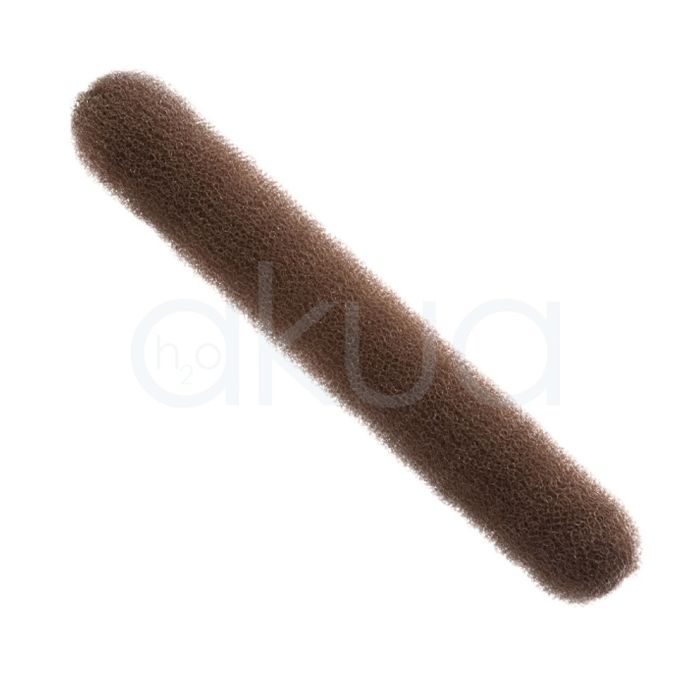 Relleno moño con corchetes H2oAkua. Relleno para moño alargado en color marrón oscuro, fabricado en material de espuma suave y ligera. Su diseño cilíndrico flexible ayuda a crear recogidos y moños con mayor volumen y fijación. Ideal para peinados elegantes y profesionales, está pensado para sujetar el cabello de forma cómoda y discreta.