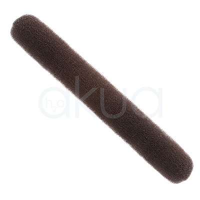 Relleno moño con corchetes H2oAkua. Relleno para moño alargado en color marrón oscuro, fabricado en material de espuma suave y ligera. Su diseño cilíndrico flexible ayuda a crear recogidos y moños con mayor volumen y fijación. Ideal para peinados elegantes y profesionales, está pensado para sujetar el cabello de forma cómoda y discreta.