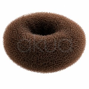 Relleno moño redondo Chocolate H2oAkua. Relleno para moño redondo, con forma de donut y textura de malla esponjosa. El accesorio está diseñado para aportar volumen y crear recogidos o moños de forma rápida y uniforme en el cabello.