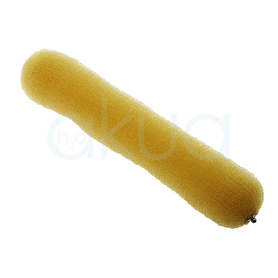 Relleno moño rubio con corchetes solida H2oAkua. Relleno para moño en color rubio con forma alargada y flexible, fabricado en espuma ligera de textura porosa. Diseñado para aportar volumen y soporte al cabello en recogidos y moños, permite crear peinados elegantes y naturales de manera cómoda y discreta
