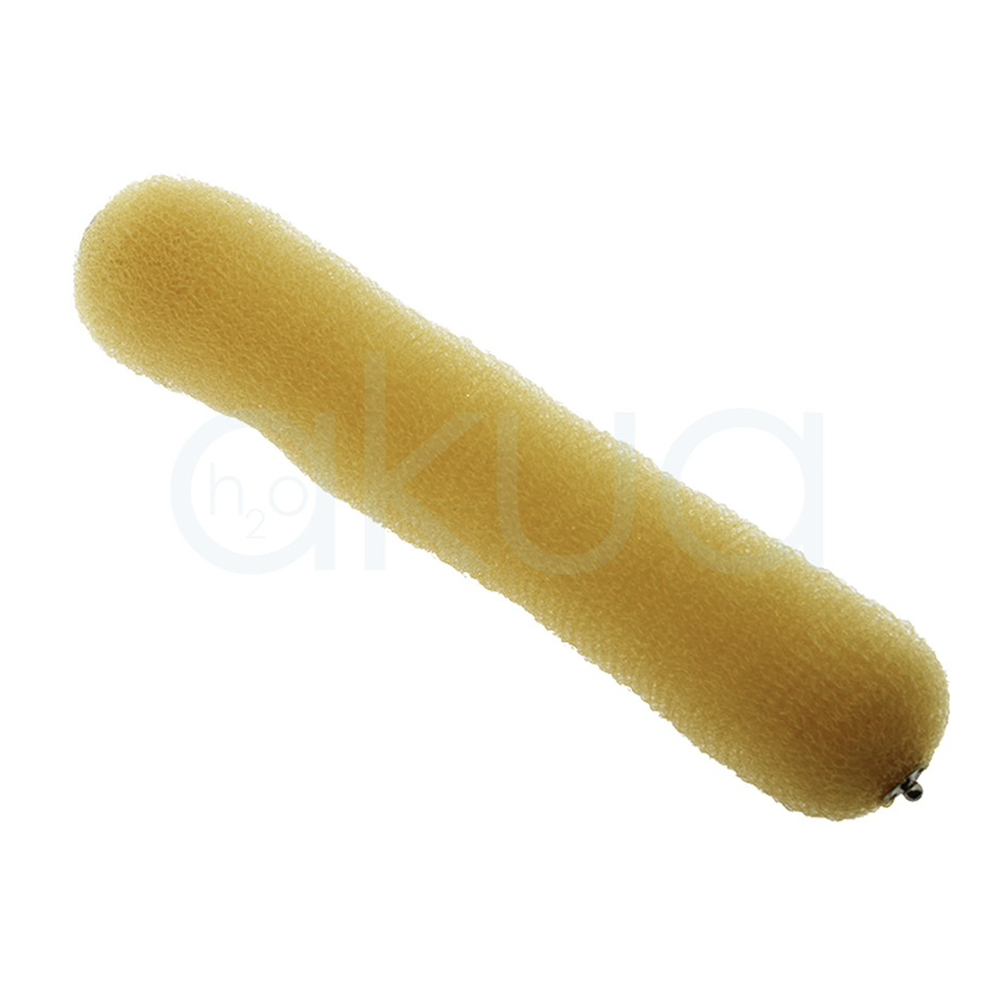 Relleno moño rubio con corchetes solida H2oAkua. Relleno para moño en color rubio con forma alargada y flexible, fabricado en espuma ligera de textura porosa. Diseñado para aportar volumen y soporte al cabello en recogidos y moños, permite crear peinados elegantes y naturales de manera cómoda y discreta