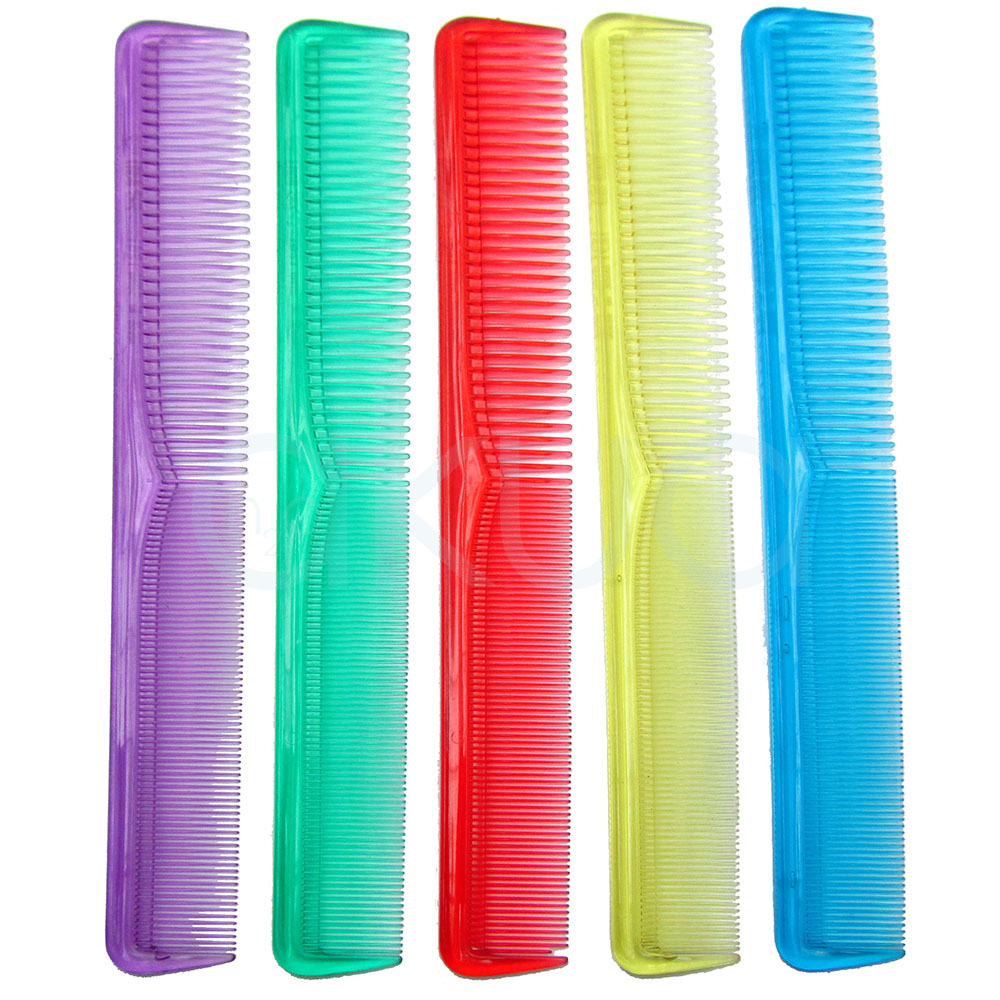 Peine corte colores H2oakua. En la imagen se presentan cinco peines profesionales de corte colocados en posición vertical sobre fondo blanco. Cada peine tiene un color translúcido diferente: morado, verde agua, rojo, amarillo y azul. Todos presentan un diseño alargado con doble separación de púas, combinando dientes finos y medios para facilitar distintos tipos de peinado y corte. Los peines tienen acabado brillante y estructura ligera, ideales para trabajos de precisión en peluquería profesional y uso diario.”