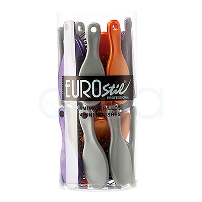 Bote 24 cepillos neumaticos mini Eurostil. Imagen de mini cepillos neumáticos de cabello de la marca Eurostil, colocados en posición horizontal sobre un fondo claro. Los cepillos presentan un diseño compacto y ovalado, ideales para llevar en el bolso o de viaje. Cada uno cuenta con púas flexibles negras terminadas en pequeñas bolitas protectoras que masajean suavemente el cuero cabelludo durante el cepillado. Los mangos incluyen un orificio para colgarlos y están disponibles en tres colores translúcidos: dorado, plateado y lila. La imagen destaca su tamaño reducido, ligereza y practicidad para el cuidado diario del cabello en cualquier lugar. Bote de 24 mini cepillos. H2o Akua