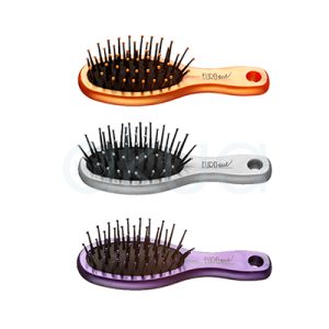 Bote 24 cepillos neumaticos mini Eurostil. Imagen de mini cepillos neumáticos de cabello de la marca Eurostil, colocados en posición horizontal sobre un fondo claro. Los cepillos presentan un diseño compacto y ovalado, ideales para llevar en el bolso o de viaje. Cada uno cuenta con púas flexibles negras terminadas en pequeñas bolitas protectoras que masajean suavemente el cuero cabelludo durante el cepillado. Los mangos incluyen un orificio para colgarlos y están disponibles en tres colores translúcidos: dorado, plateado y lila. La imagen destaca su tamaño reducido, ligereza y practicidad para el cuidado diario del cabello en cualquier lugar. Bote de 24 mini cepillos. H2o Akua