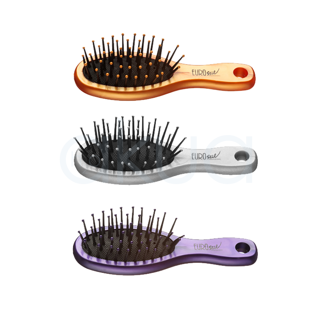 Bote 24 cepillos neumaticos mini Eurostil. Imagen de mini cepillos neumáticos de cabello de la marca Eurostil, colocados en posición horizontal sobre un fondo claro. Los cepillos presentan un diseño compacto y ovalado, ideales para llevar en el bolso o de viaje. Cada uno cuenta con púas flexibles negras terminadas en pequeñas bolitas protectoras que masajean suavemente el cuero cabelludo durante el cepillado. Los mangos incluyen un orificio para colgarlos y están disponibles en tres colores translúcidos: dorado, plateado y lila. La imagen destaca su tamaño reducido, ligereza y practicidad para el cuidado diario del cabello en cualquier lugar. Bote de 24 mini cepillos. H2o Akua