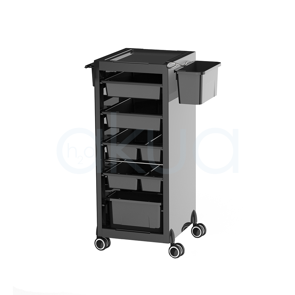 Carrito Rodium H2oAkua. Carro auxiliar profesional de peluquería en color negro con diseño compacto y moderno. Dispone de una bandeja superior para herramientas y productos, varios cajones organizadores de diferentes tamaños en la parte frontal y compartimentos laterales para accesorios de uso frecuente. Incorpora cuatro ruedas giratorias que facilitan su desplazamiento por el salón. Su estructura vertical permite aprovechar el espacio manteniendo ordenados utensilios, productos y herramientas de trabajo