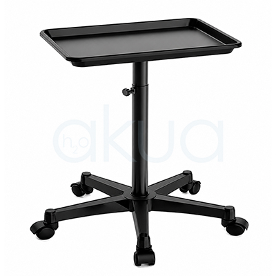 Carrito auxiliar H2oAkua. Carrito auxiliar profesional de peluquería y estética en color negro, con bandeja rectangular de bordes elevados para organizar herramientas, productos y accesorios de trabajo. Dispone de una columna central regulable en altura mediante pomo de ajuste y una base de cinco brazos con ruedas giratorias que facilitan su desplazamiento. El diseño es moderno, robusto y funcional, pensado para mantener el material siempre accesible durante servicios de peluquería, barbería, estética o tratamientos de belleza.