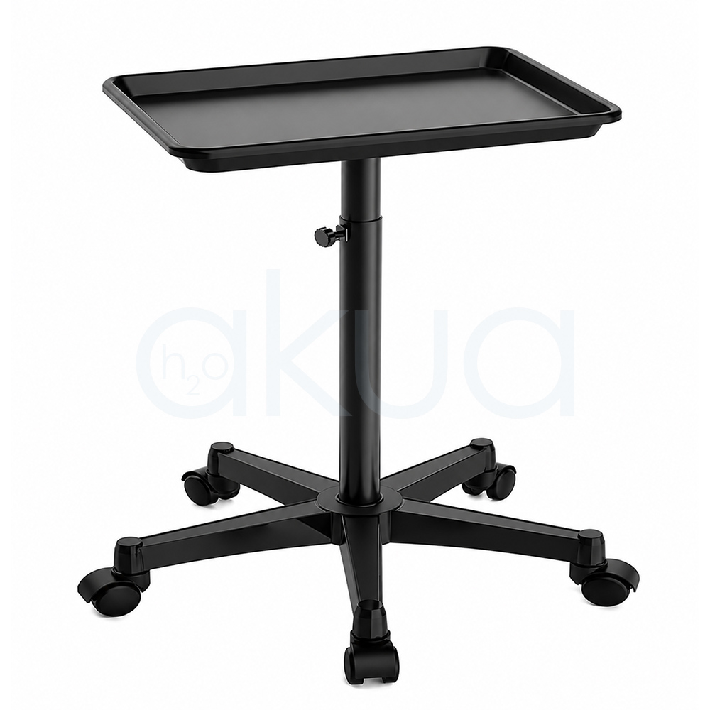 Carrito auxiliar H2oAkua. Carrito auxiliar profesional de peluquería y estética en color negro, con bandeja rectangular de bordes elevados para organizar herramientas, productos y accesorios de trabajo. Dispone de una columna central regulable en altura mediante pomo de ajuste y una base de cinco brazos con ruedas giratorias que facilitan su desplazamiento. El diseño es moderno, robusto y funcional, pensado para mantener el material siempre accesible durante servicios de peluquería, barbería, estética o tratamientos de belleza.