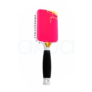 Cepillo desenredante Ice Cream Giubra. Cepillo paddle desenredante con diseño inspirado en un helado. El cabezal rectangular presenta una superficie de color rosa intenso con detalles en tonos amarillo y dorado en la parte superior, simulando un efecto de cobertura derretida. Los laterales son blancos y las púas negras flexibles terminan en pequeñas bolitas rosas para proteger el cuero cabelludo durante el cepillado. El mango combina detalles blancos y dorados en la unión con el cabezal, junto con una empuñadura negra texturizada que facilita el agarre. En el extremo inferior incorpora un orificio para colgarlo. La imagen está realizada sobre un fondo claro que resalta los colores vivos y el diseño llamativo del cepillo. H2o Akua