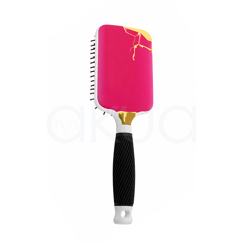 Cepillo desenredante Ice Cream Giubra. Cepillo paddle desenredante con diseño inspirado en un helado. El cabezal rectangular presenta una superficie de color rosa intenso con detalles en tonos amarillo y dorado en la parte superior, simulando un efecto de cobertura derretida. Los laterales son blancos y las púas negras flexibles terminan en pequeñas bolitas rosas para proteger el cuero cabelludo durante el cepillado. El mango combina detalles blancos y dorados en la unión con el cabezal, junto con una empuñadura negra texturizada que facilita el agarre. En el extremo inferior incorpora un orificio para colgarlo. La imagen está realizada sobre un fondo claro que resalta los colores vivos y el diseño llamativo del cepillo. H2o Akua